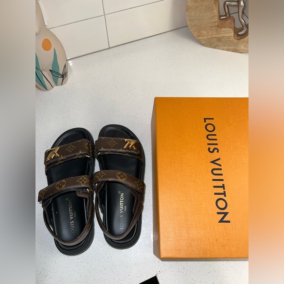 Authenticate Louis Vuitton slides only worn about three times size 39 - Picture 5 of 5